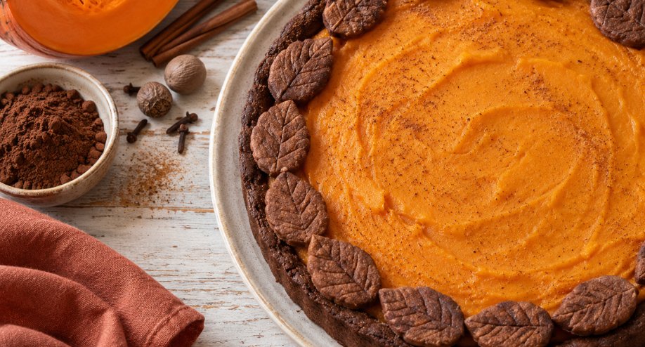 Pumpkin pie vegana al cacao con crema di zucca e decorazioni di frolla a forma di foglia